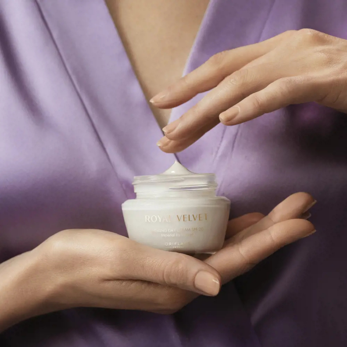 Oriflame Royal Velvet 2 Kat Daha Fazla Nem Sağlayan Sıkılaştırıcı Gündüz Kremi SPF 20 50 ml